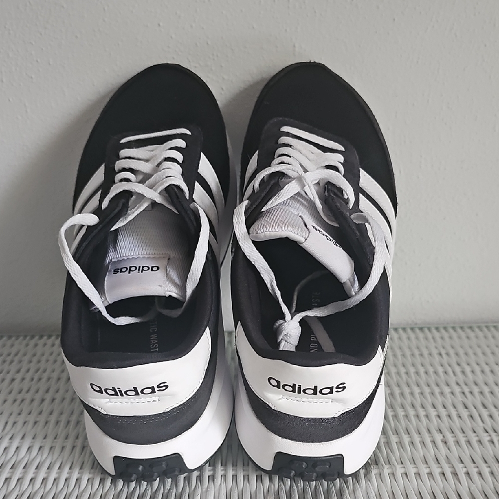 LIKE NEW! Iconic Adidas Classic Black and White Sneakers. M-8.5/W-10. - Picture 4 of 12
